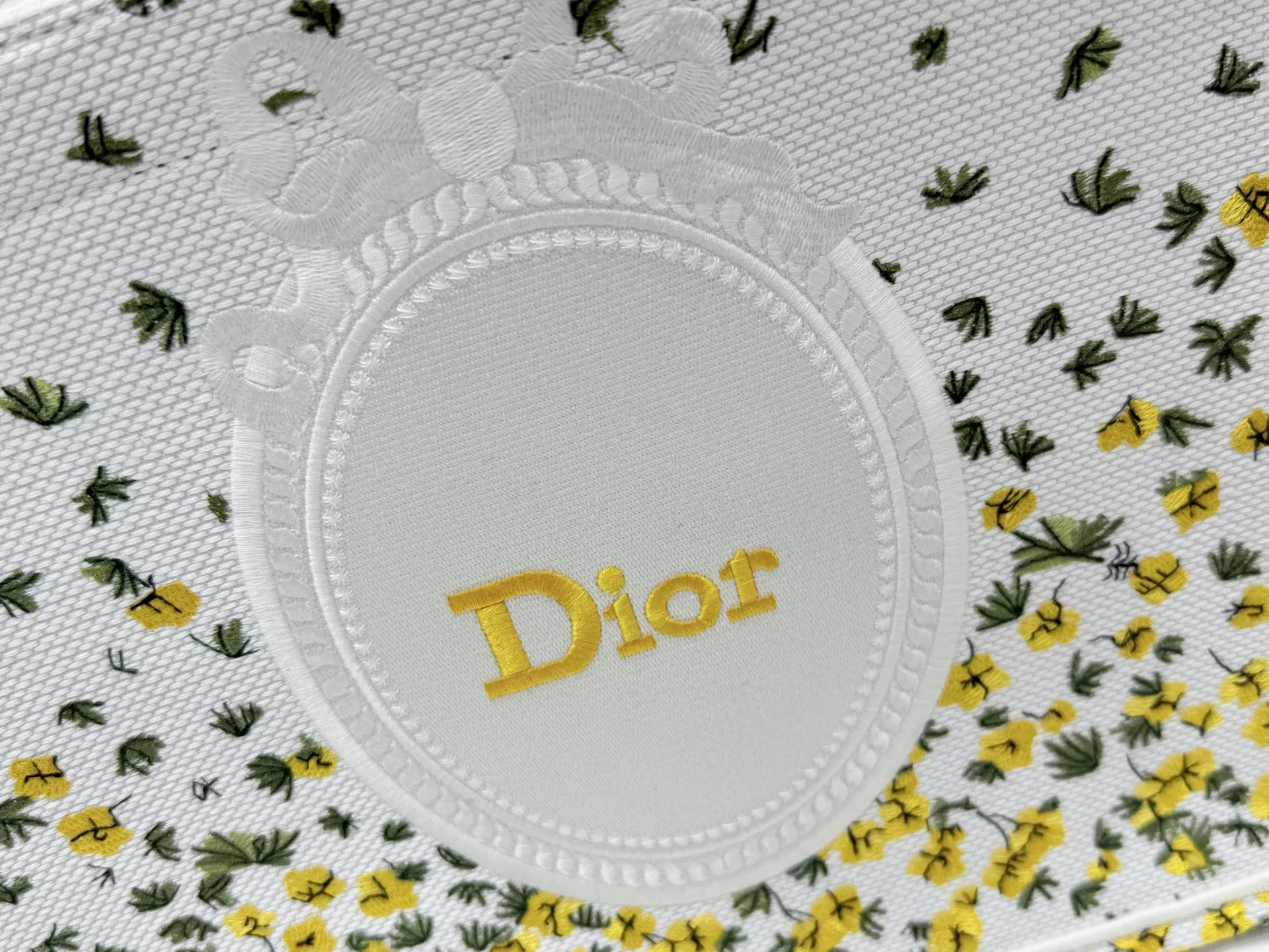 迪奥JWA首季新包细节！经典包款的现代气息 在Jonathan Anderson上任后的首场迪奥Dior男装大秀中，除了极具个人风格的剪裁与造型，那些焕然一新的包袋设计，也成为秀场不容忽视的焦点。 从经典Book Tote的新面貌，到带有复古质感的斜挎包、手拿包，每一款都融合了迪奥的高雅基因与Jonathan Anderson独有的创意视角。 中号：36*27*16cm 型号：8834