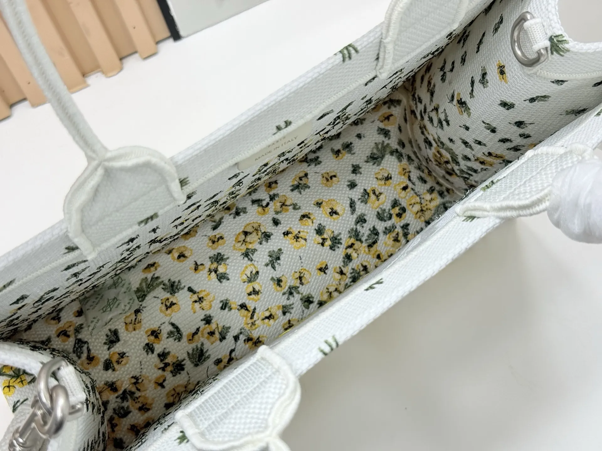 迪奥JWA首季新包细节！经典包款的现代气息 在Jonathan Anderson上任后的首场迪奥Dior男装大秀中，除了极具个人风格的剪裁与造型，那些焕然一新的包袋设计，也成为秀场不容忽视的焦点。 从经典Book Tote的新面貌，到带有复古质感的斜挎包、手拿包，每一款都融合了迪奥的高雅基因与Jonathan Anderson独有的创意视角。 中号：36*27*16cm 型号：8834