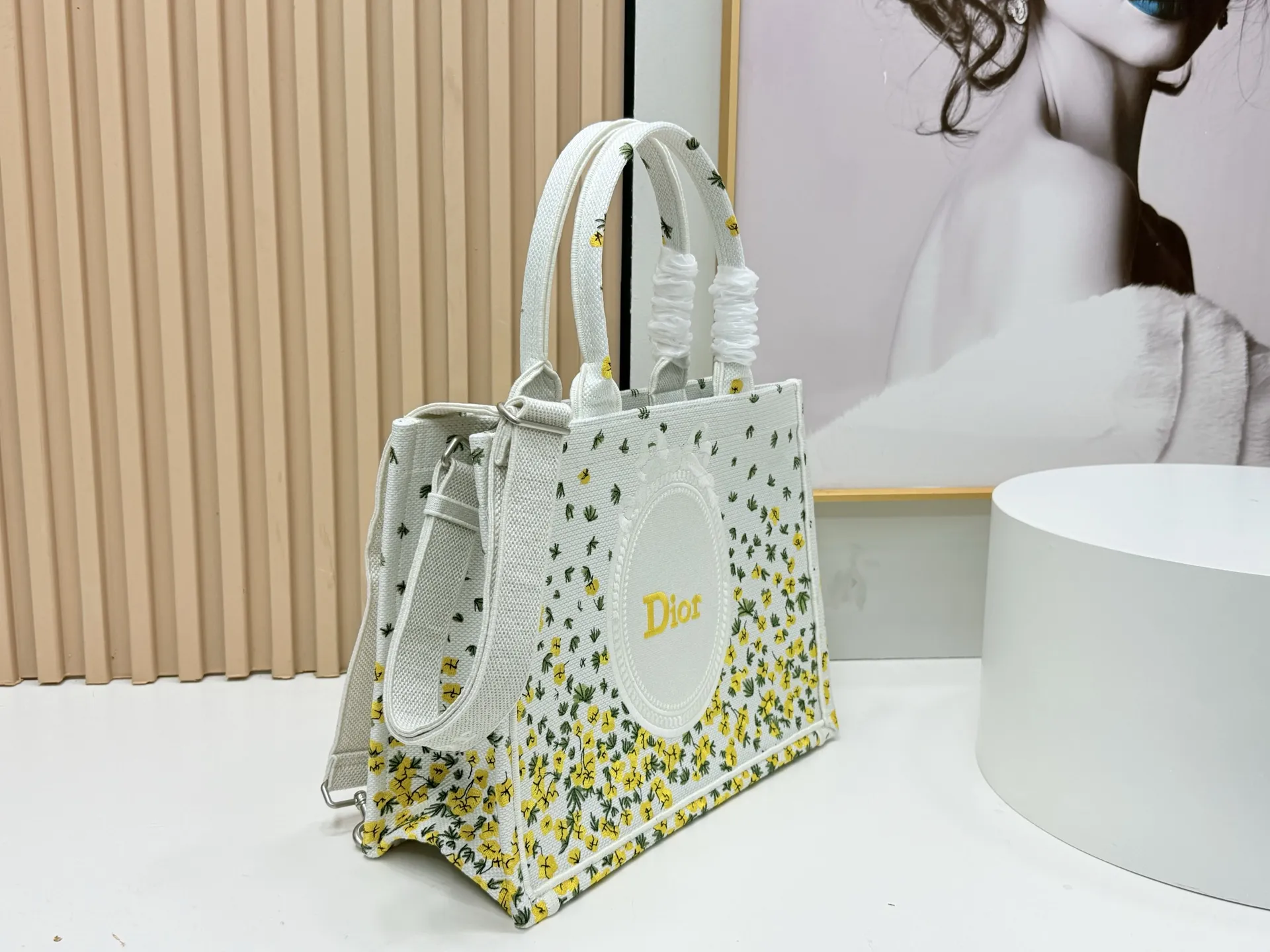 迪奥JWA首季新包细节！经典包款的现代气息 在Jonathan Anderson上任后的首场迪奥Dior男装大秀中，除了极具个人风格的剪裁与造型，那些焕然一新的包袋设计，也成为秀场不容忽视的焦点。 从经典Book Tote的新面貌，到带有复古质感的斜挎包、手拿包，每一款都融合了迪奥的高雅基因与Jonathan Anderson独有的创意视角。 中号：36*27*16cm 型号：8834