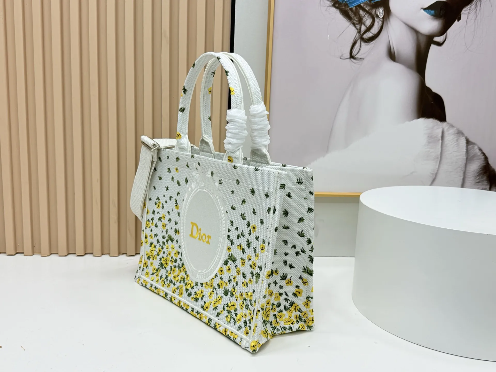 迪奥JWA首季新包细节！经典包款的现代气息 在Jonathan Anderson上任后的首场迪奥Dior男装大秀中，除了极具个人风格的剪裁与造型，那些焕然一新的包袋设计，也成为秀场不容忽视的焦点。 从经典Book Tote的新面貌，到带有复古质感的斜挎包、手拿包，每一款都融合了迪奥的高雅基因与Jonathan Anderson独有的创意视角。 中号：36*27*16cm 型号：8834