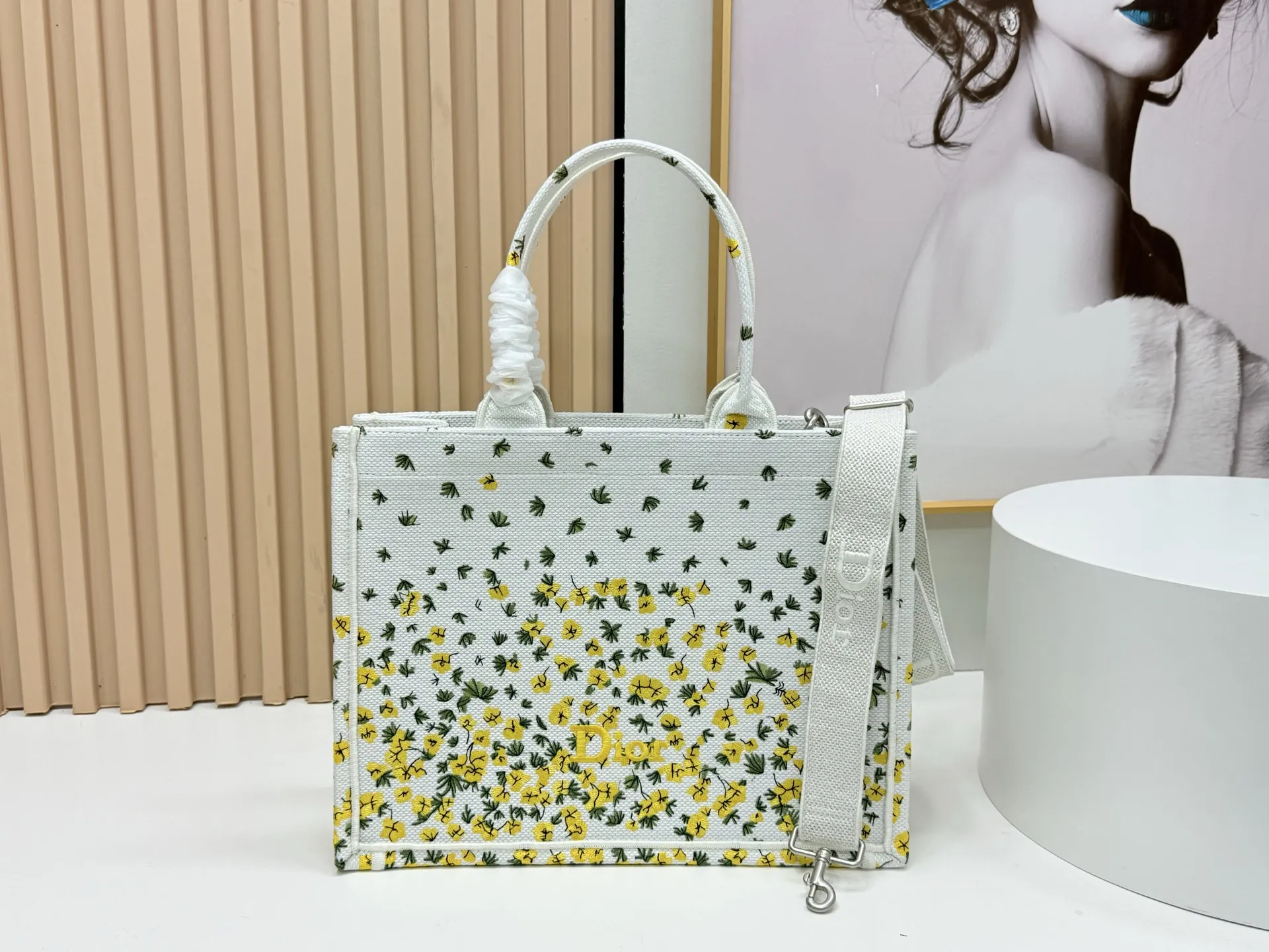 迪奥JWA首季新包细节！经典包款的现代气息 在Jonathan Anderson上任后的首场迪奥Dior男装大秀中，除了极具个人风格的剪裁与造型，那些焕然一新的包袋设计，也成为秀场不容忽视的焦点。 从经典Book Tote的新面貌，到带有复古质感的斜挎包、手拿包，每一款都融合了迪奥的高雅基因与Jonathan Anderson独有的创意视角。 中号：36*27*16cm 型号：8834