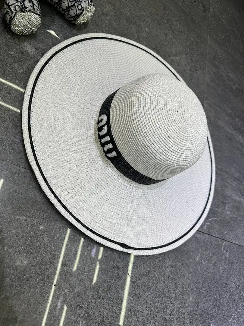 Miumiu 爆款撞色设计大檐帽