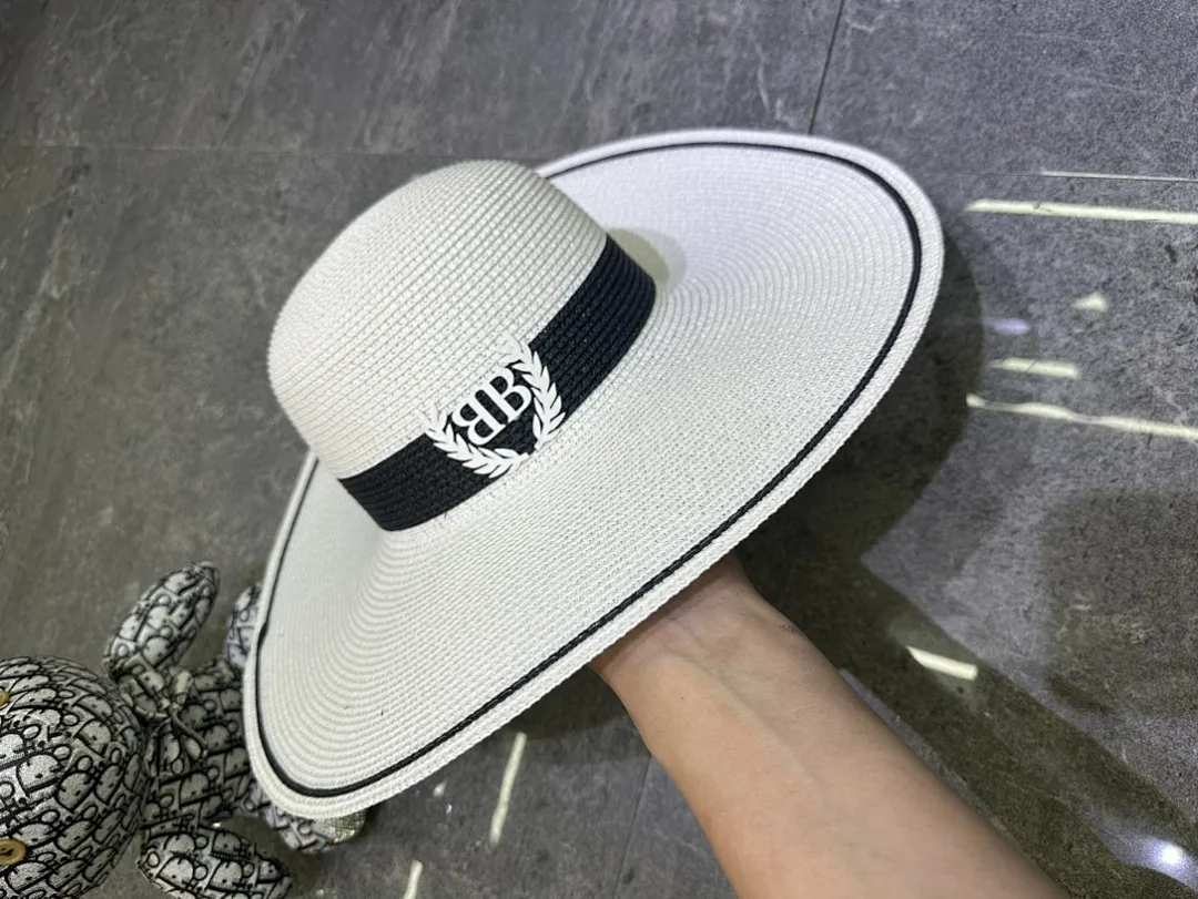 巴黎世家爆款撞色设计大檐帽