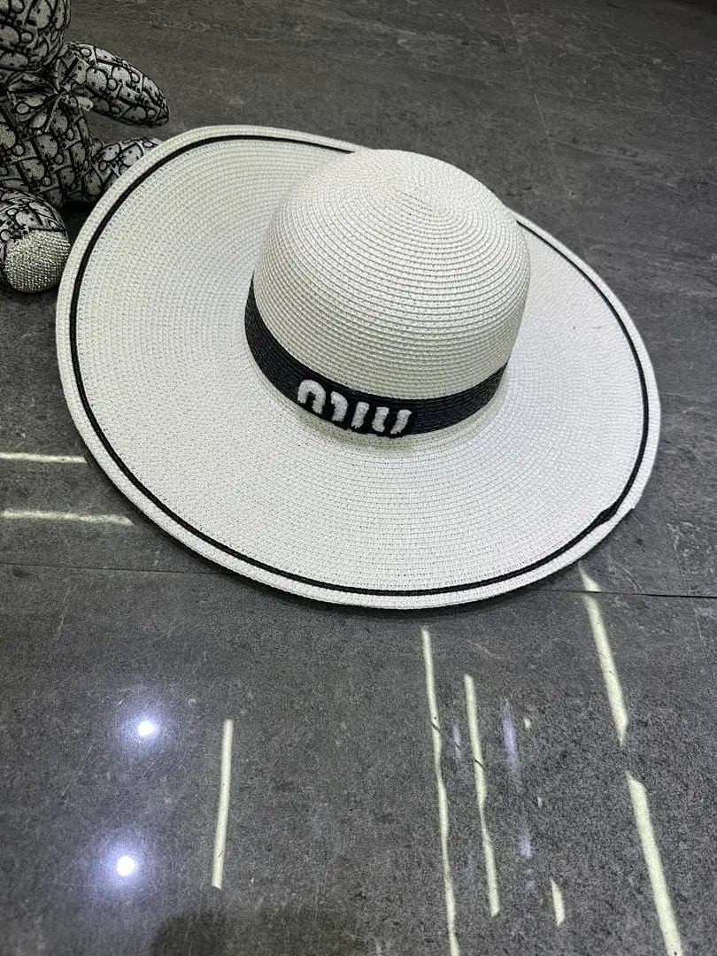 Miumiu 爆款撞色设计大檐帽