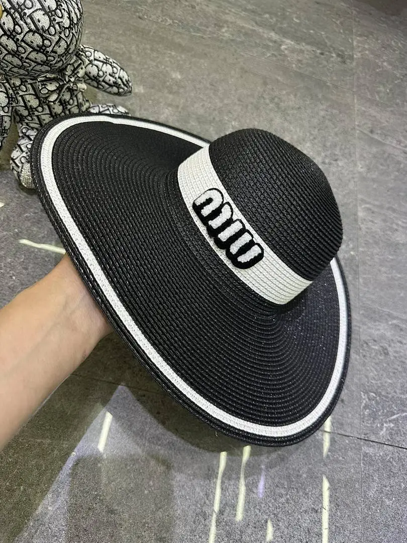 Miumiu 爆款撞色设计大檐帽