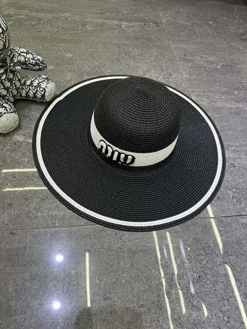 Miumiu 爆款撞色设计大檐帽