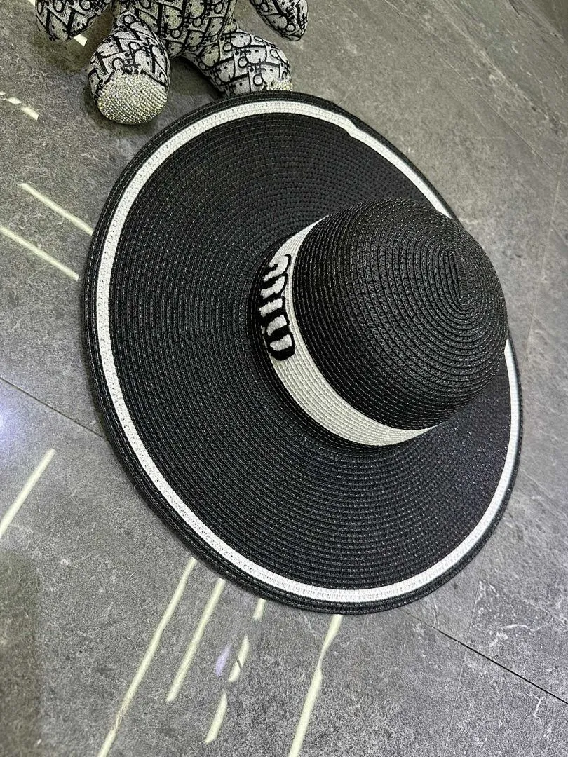 Miumiu 爆款撞色设计大檐帽