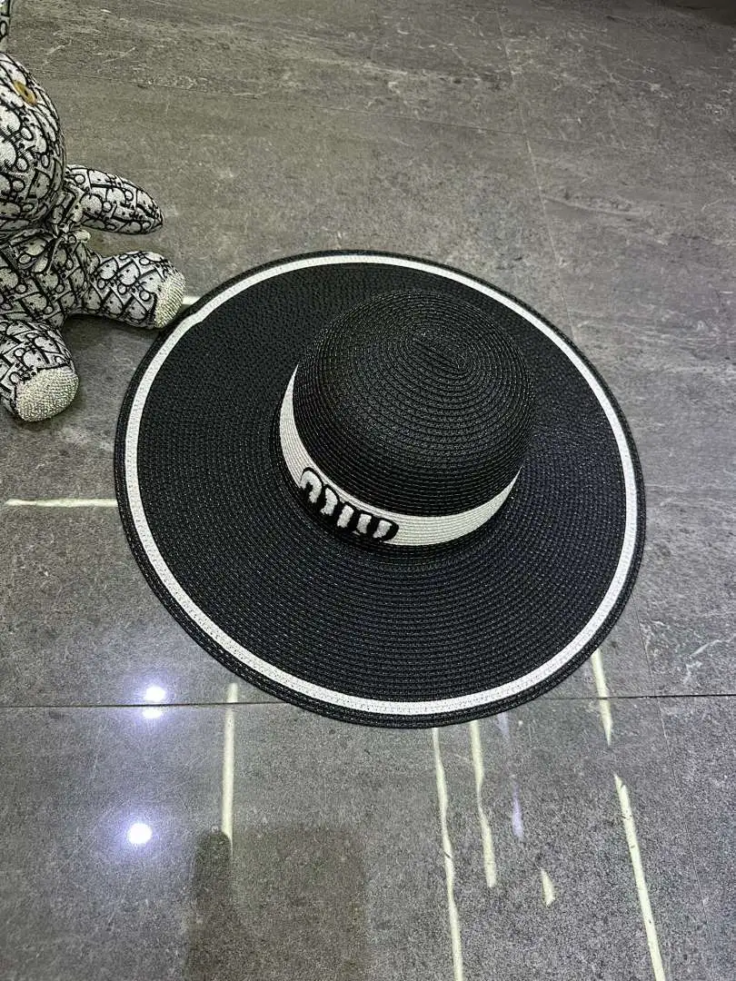 Miumiu 爆款撞色设计大檐帽