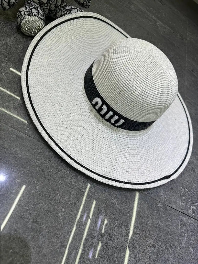 Miumiu 爆款撞色设计大檐帽