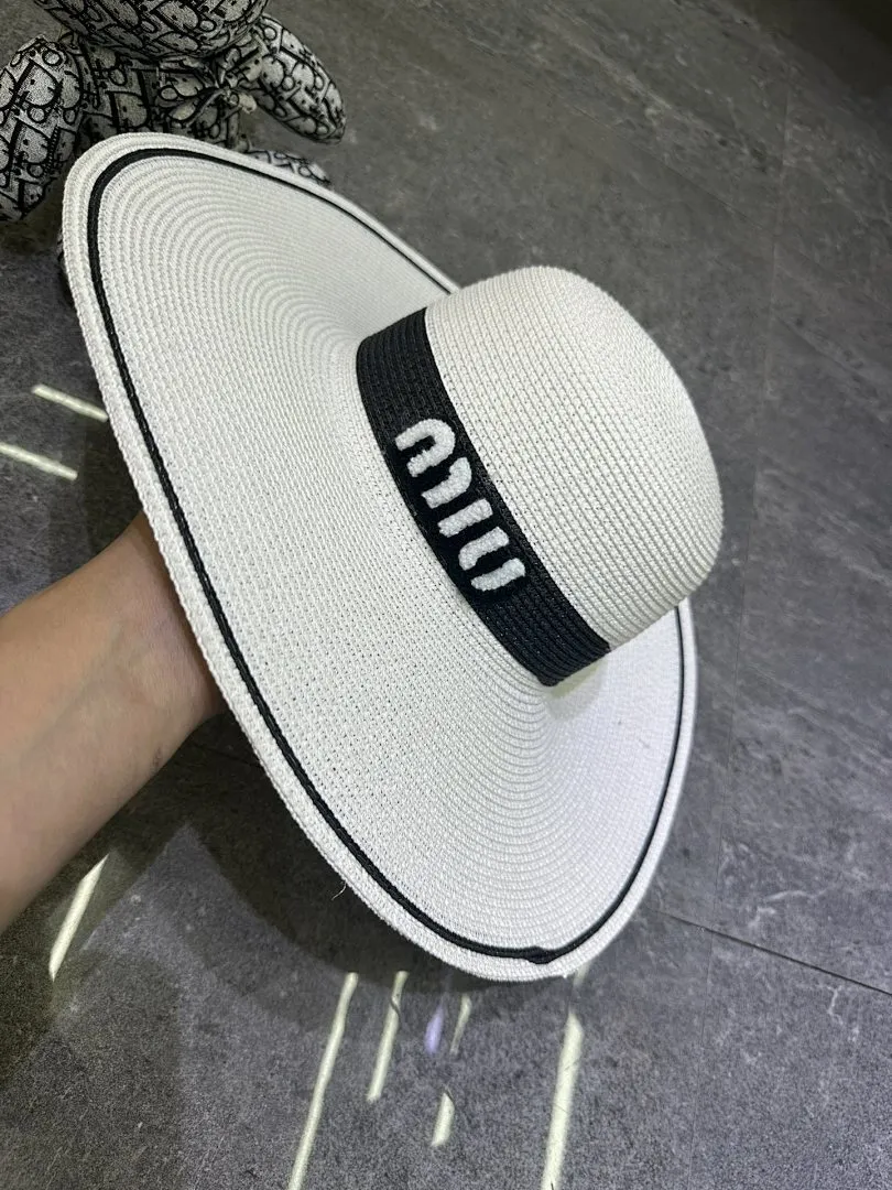 Miumiu 爆款撞色设计大檐帽