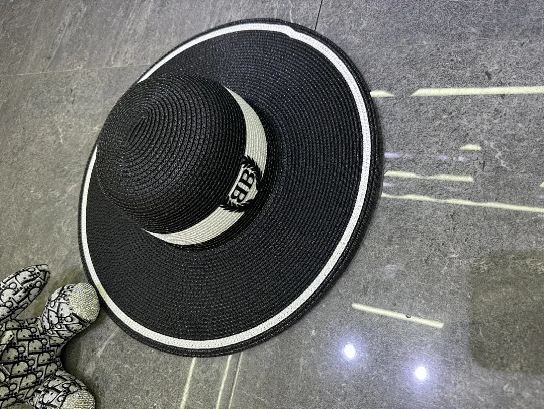 巴黎世家爆款撞色设计大檐帽