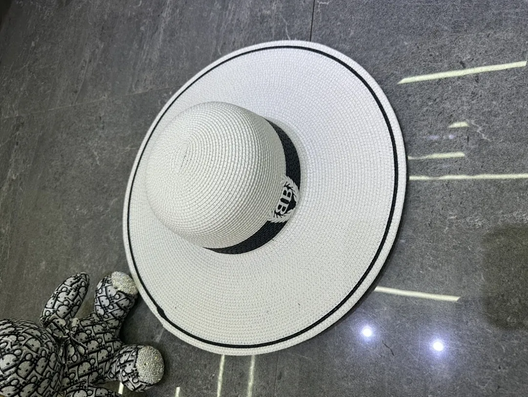 巴黎世家爆款撞色设计大檐帽