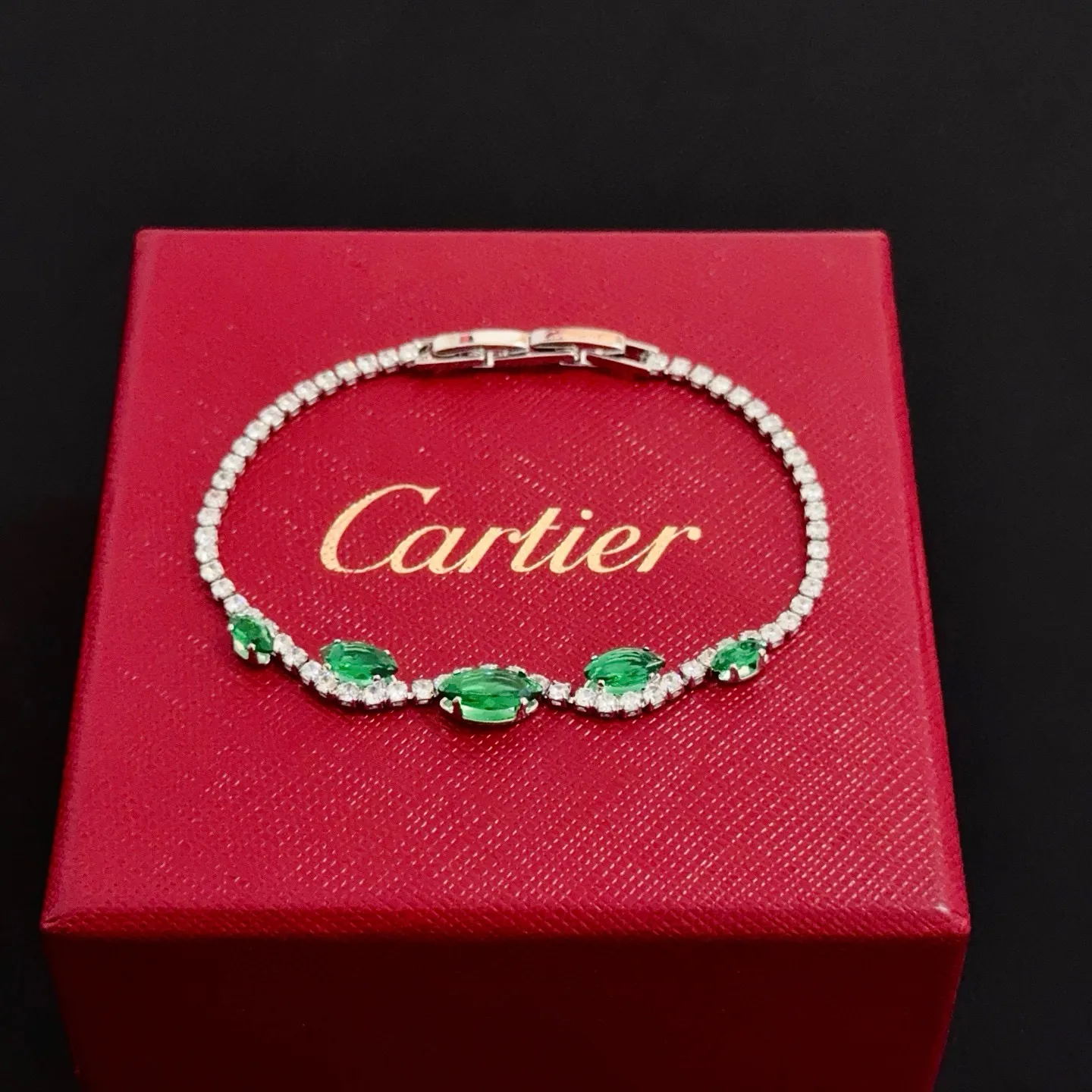 P125 卡地亚镶钻手链 高端定制版本 镶嵌钻工艺 V金材质 经典而时尚风格 用凌厉线条重构爱情美学！打破常规，镶嵌钻设计反而成就高级感天花板&mdash;&mdash;无需浮华堆砌，爱本应纯粹如初 卡地亚受众多明星网红的爱戴 豹子系列手镯 绝对是永恒经典 而且男女不限 年龄不限 ！戴上它你就是焦点！