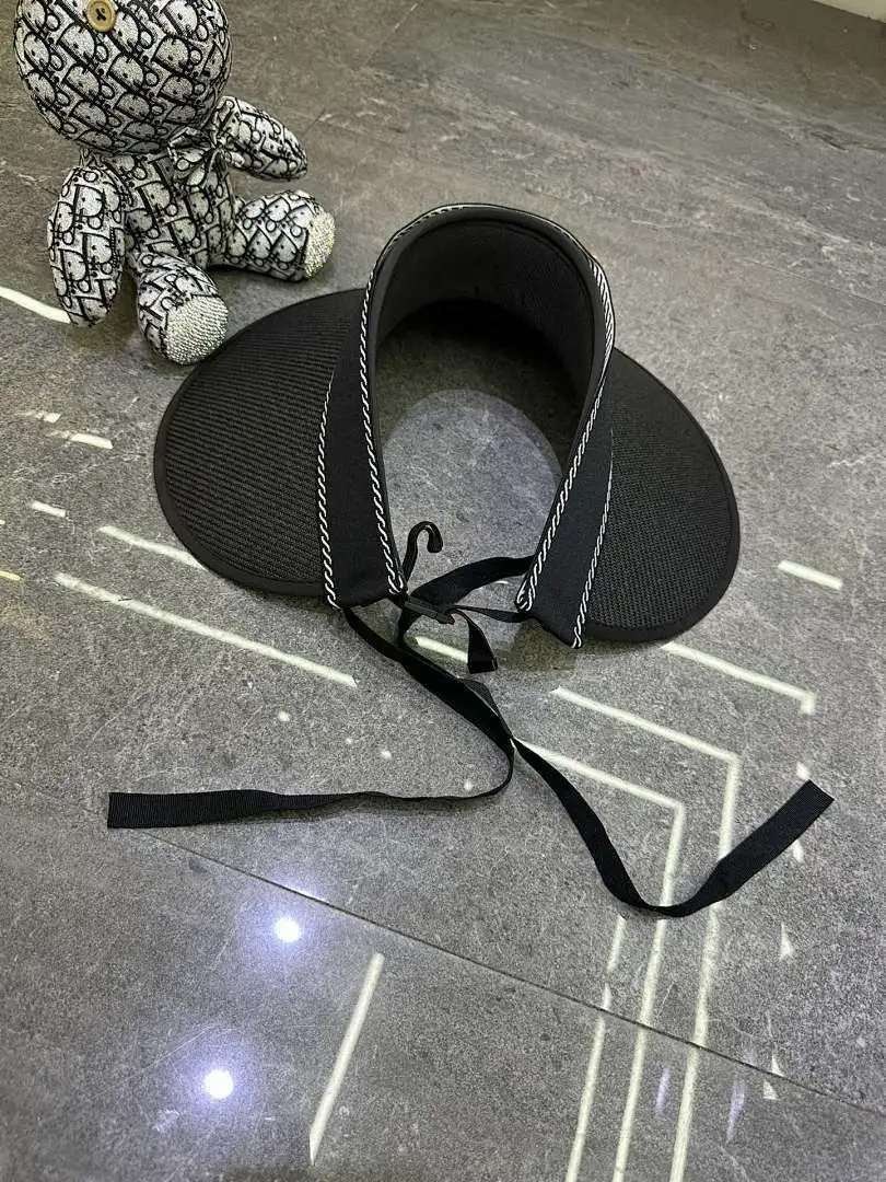 普拉达超大檐空顶帽