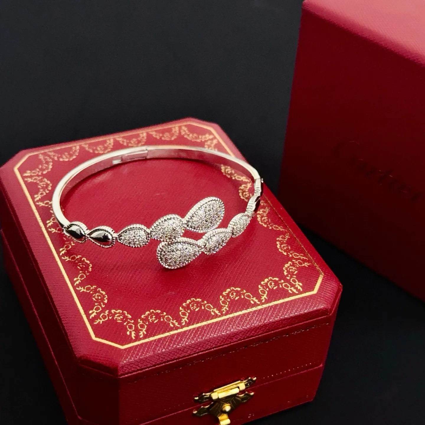 P115 卡地亚镶钻手镯 高端定制版本 镶嵌钻工艺 V金材质 经典而时尚风格 用凌厉线条重构爱情美学!打破常规,镶嵌钻设计反而成就高级感天花板——无需浮华堆砌,爱本应纯粹如初 卡地亚受众多明星网红的爱戴 豹子系列手镯 绝对是永恒经典 而且男女不限 年龄不限 !戴上它你就是焦点!