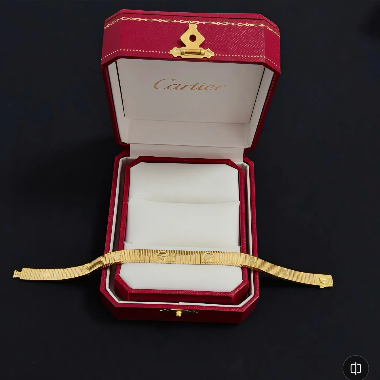 P155 卡地亚手链 高端定制版本 镶嵌钻工艺 V金材质 经典而时尚风格 用凌厉线条重构爱情美学!打破常规,镶嵌钻设计反而成就高级感天花板——无需浮华堆砌,爱本应纯粹如初 卡地亚受众多明星网红的爱戴 豹子系列手镯 绝对是永恒经典 而且男女不限 年龄不限 !戴上它你就是焦点!