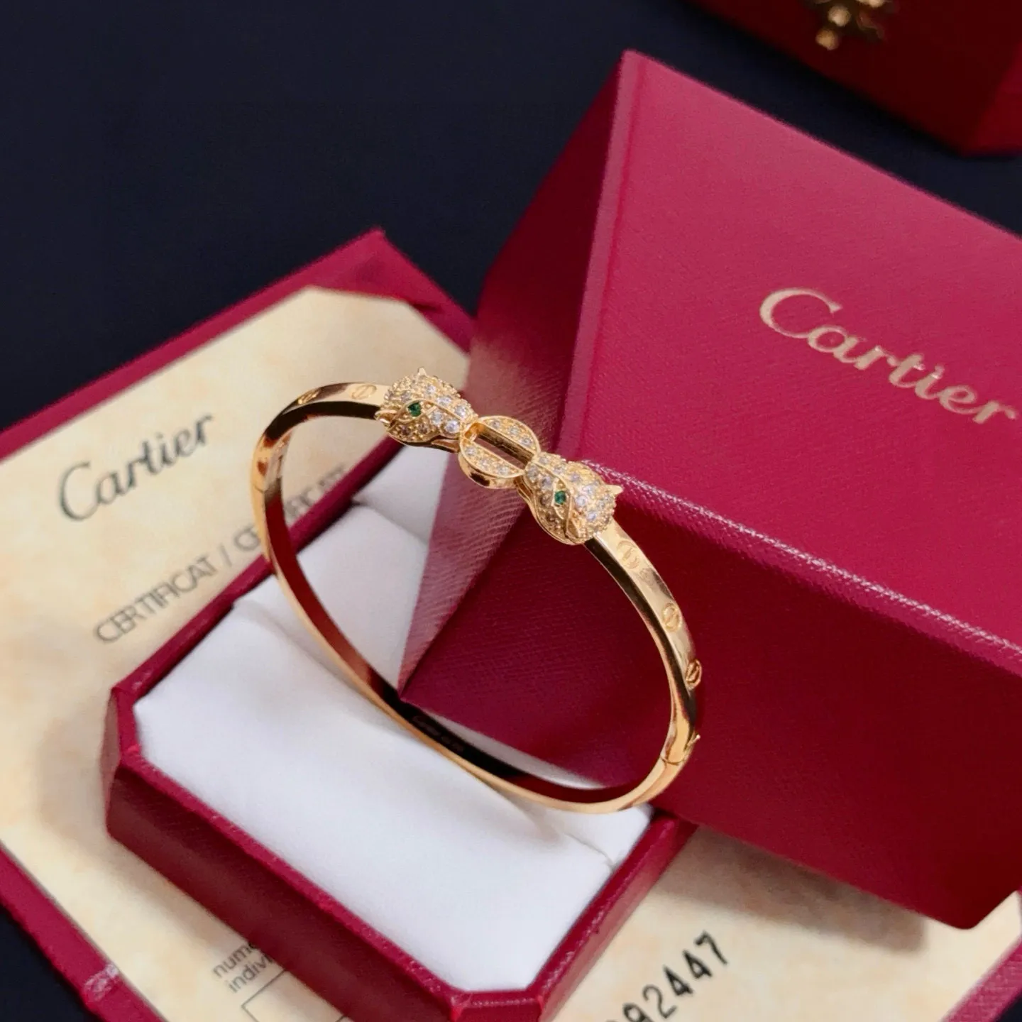 P125 卡地亚镶钻猎豹手镯 高端定制版本 镶嵌钻工艺 V金材质 经典而时尚风格 用凌厉线条重构爱情美学!打破常规,镶嵌钻设计反而成就高级感天花板——无需浮华堆砌,爱本应纯粹如初 卡地亚受众多明星网红的爱戴 豹子系列手镯 绝对是永恒经典 而且男女不限 年龄不限 !戴上它你就是焦点!