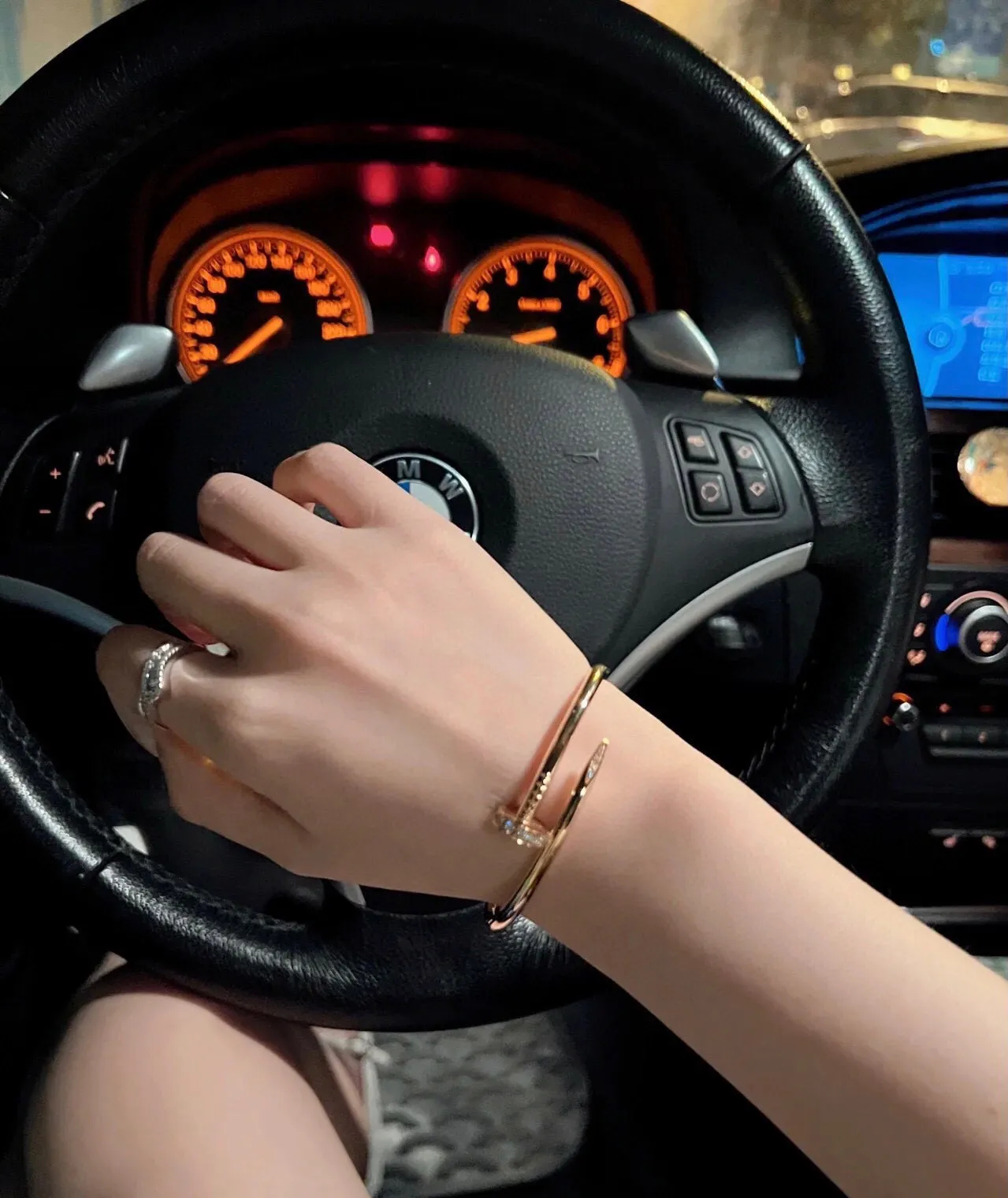 P65 👼【925055】Cartier 卡地亚带钻钉子手镯 🔨 Juste un Clou系列艺术设计展亮相米兰,演绎“当平凡化为珍贵”。Juste un Clou艺术装置立于Garage Sanremo艺术馆中,传统机械与五金零件华丽蜕变,经过巧妙设计和艺术表达,屋中一切由内而外,皆化不凡。 亚金材质电镀三层厚金,环保持久保色❗三色全齐,内刻logo❗