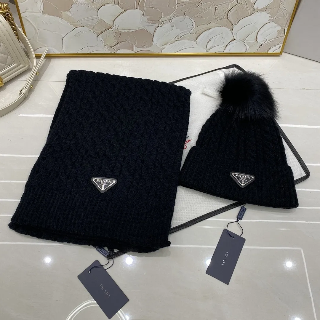 PRADA 两件套 羊绒针织帽搭配狐狸毛球+围巾🧣