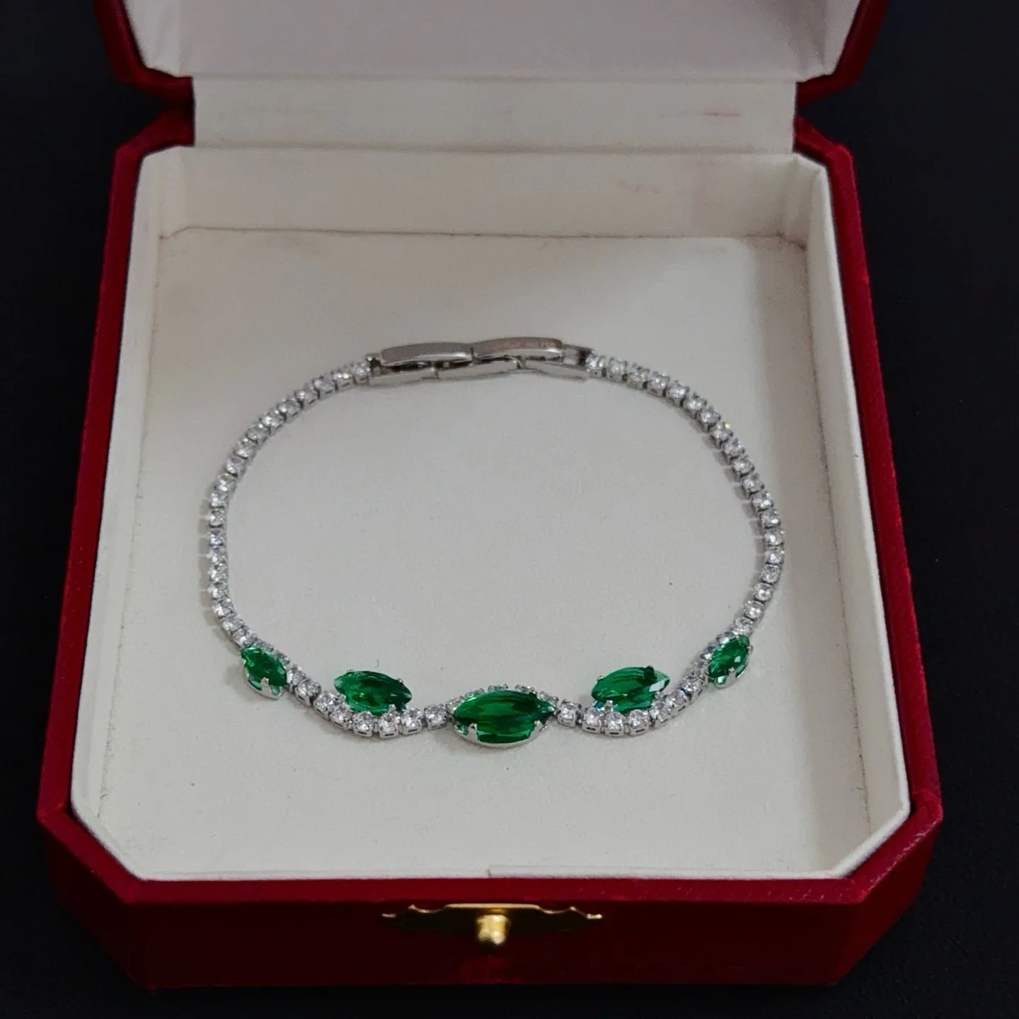 P125 卡地亚镶钻手链 高端定制版本 镶嵌钻工艺 V金材质 经典而时尚风格 用凌厉线条重构爱情美学！打破常规，镶嵌钻设计反而成就高级感天花板&mdash;&mdash;无需浮华堆砌，爱本应纯粹如初 卡地亚受众多明星网红的爱戴 豹子系列手镯 绝对是永恒经典 而且男女不限 年龄不限 ！戴上它你就是焦点！