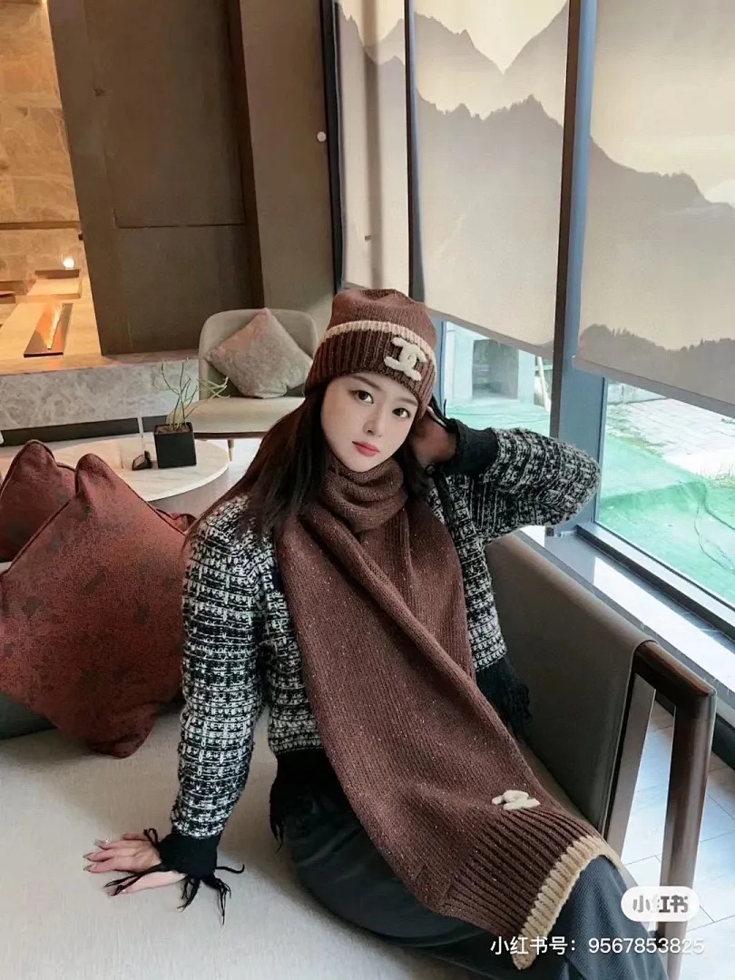 香奈儿CHANEL小红书爆款,官网新品经典套装帽子!帽子➕围巾!手感一级棒!暖暖哒超级舒服~这个冬天你就差这么一套装帽子啦~又保暖又时尚!欢迎选择!!