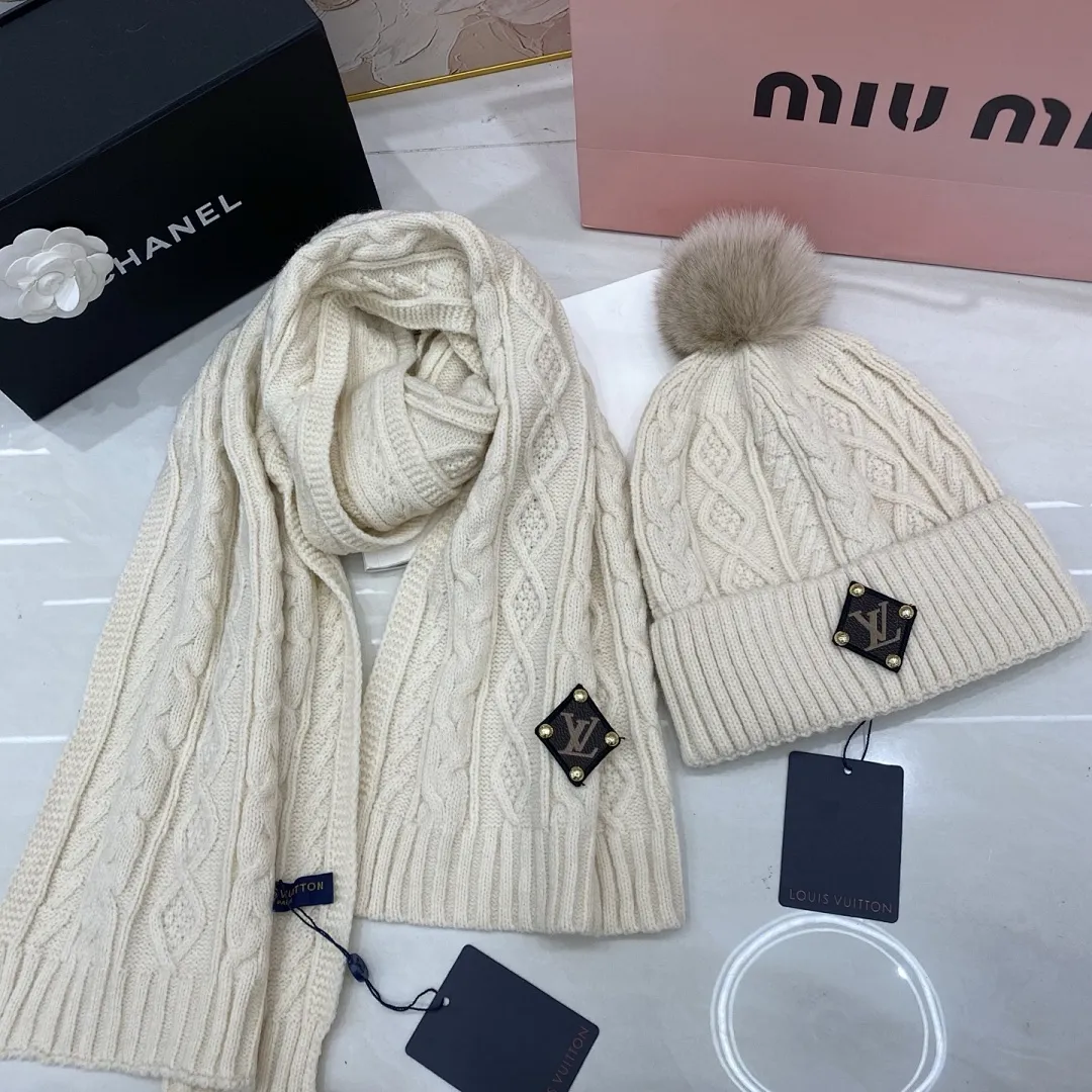 Lv羊绒套装：围巾🧣/羊绒针织帽+狐狸毛球