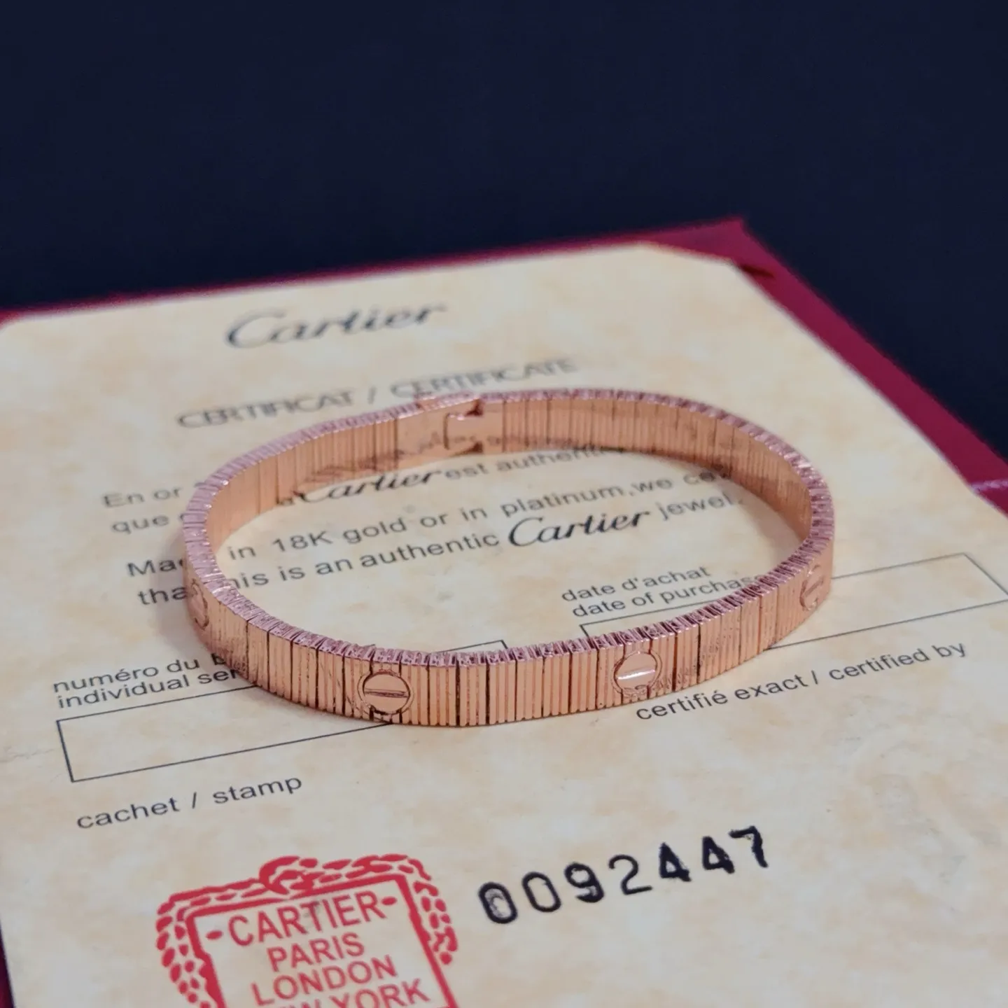 💰145 卡地亚手链 高端定制版本 镶嵌钻工艺 V金材质 经典而时尚风格 用凌厉线条重构爱情美学！打破常规，镶嵌钻设计反而成就高级感天花板&mdash;&mdash;无需浮华堆砌，爱本应纯粹如初 卡地亚受众多明星网红的爱戴 豹子系列手镯 绝对是永恒经典 而且男女不限 年龄不限 ！戴上它你就是焦点！