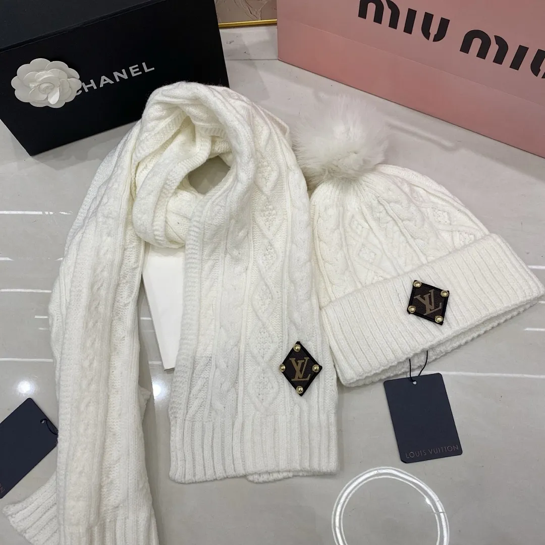 Lv羊绒套装:围巾🧣/羊绒针织帽+狐狸毛球