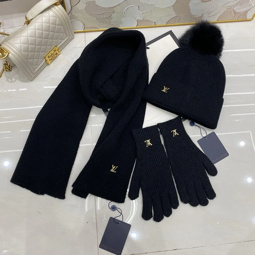 LV 三件套 羊绒针织帽(狐狸毛球)+围巾🧣+手套🧤