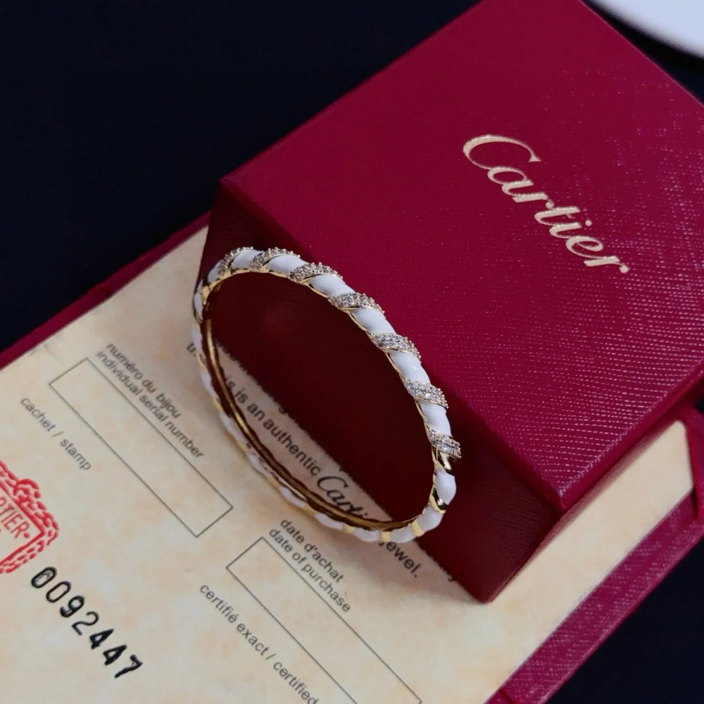 P115 卡地亚镶钻手镯 高端定制版本 镶嵌钻工艺 V金材质 经典而时尚风格 用凌厉线条重构爱情美学！打破常规，镶嵌钻设计反而成就高级感天花板&mdash;&mdash;无需浮华堆砌，爱本应纯粹如初 卡地亚受众多明星网红的爱戴 豹子系列手镯 绝对是永恒经典 而且男女不限 年龄不限 ！戴上它你就是焦点！
