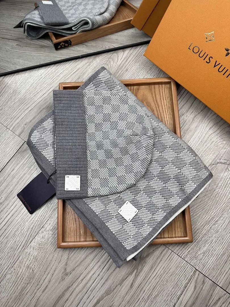 L家。【羊毛套装帽子-帽子➕围巾】经典套装帽子!暖暖哒超级舒服~冬日小姐姐减龄神器哦~这个冬天你就差这么一套套装帽子啦~又保暖又时尚!男女通用款!可以做情侣款!防伪标签吊卡齐全!多多款式,欢迎选择!