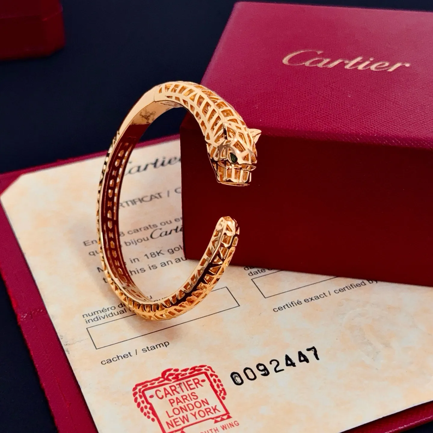 💰125 卡地亚镶钻手镯 高端定制版本 镶嵌钻工艺 V金材质 经典而时尚风格 用凌厉线条重构爱情美学！打破常规，镶嵌钻设计反而成就高级感天花板&mdash;&mdash;无需浮华堆砌，爱本应纯粹如初 卡地亚受众多明星网红的爱戴 豹子系列手镯 绝对是永恒经典 而且男女不限 年龄不限 ！戴上它你就是焦点！