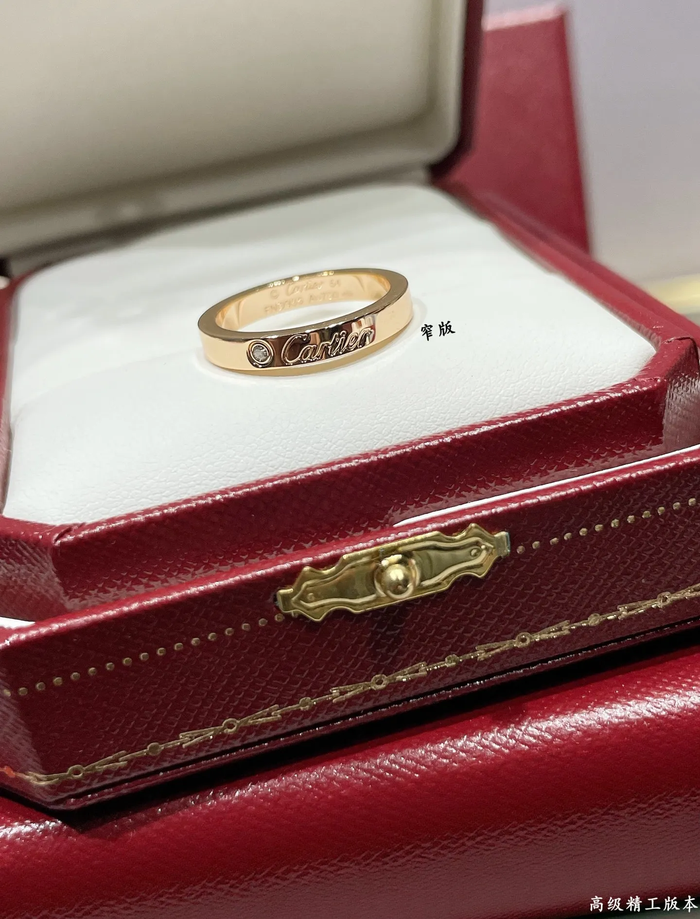 P80V金材质 窄版5140170。码数5678 卡地亚CNC窄版英文戒指💍最受欢迎的一款戒指💍💋💄 永恒经典 近年来很火 高端 高碳钻微镶嵌材质 一样的工艺 不一样的价格 真金质感