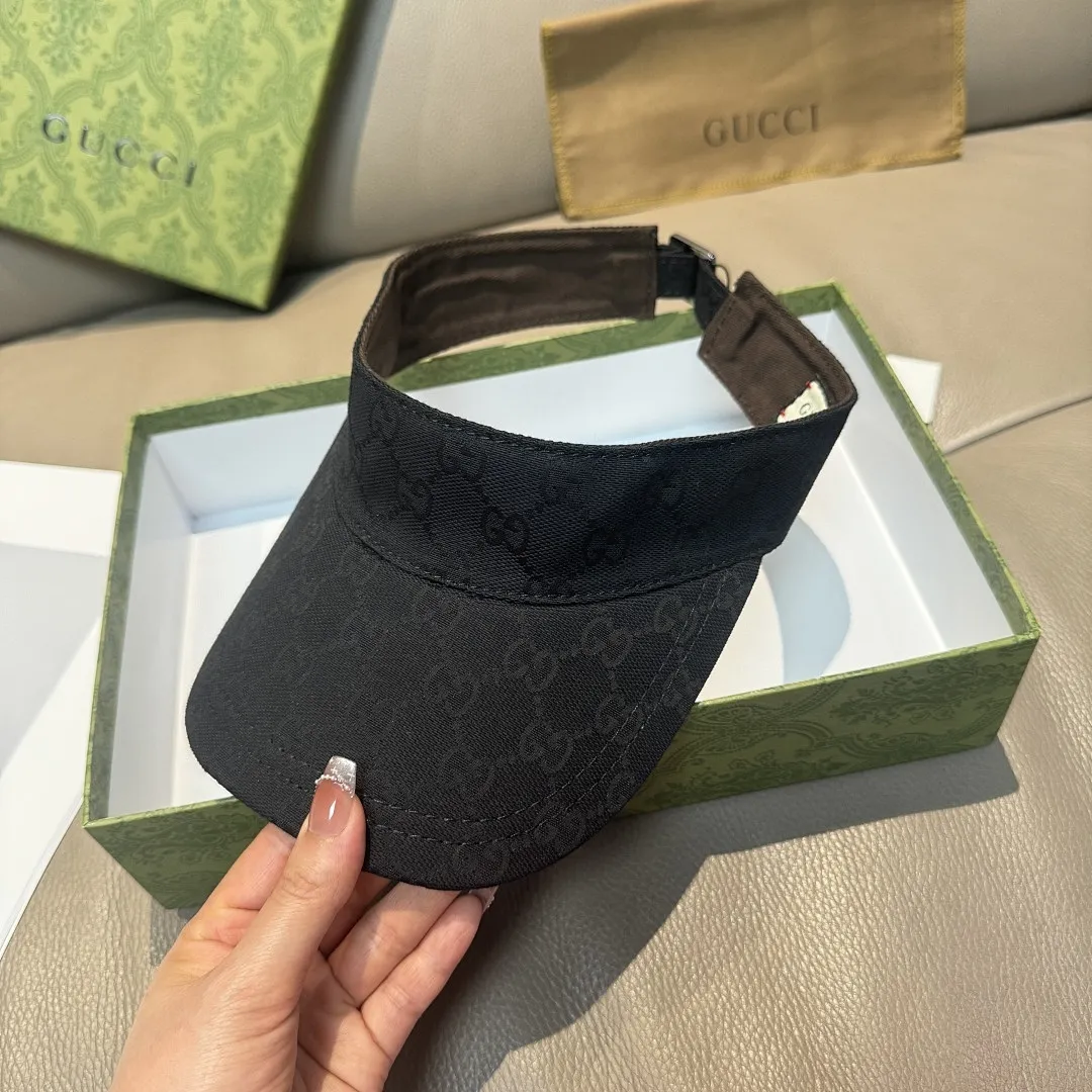 原单版本出货! Gucci(古奇)最新原单宽版织带空顶帽。专柜1:1开模订制,最高版本,原版帆布料,轻盈透气!实物拍摄,四季百搭男女适用,基础头围56,贴片可调节。