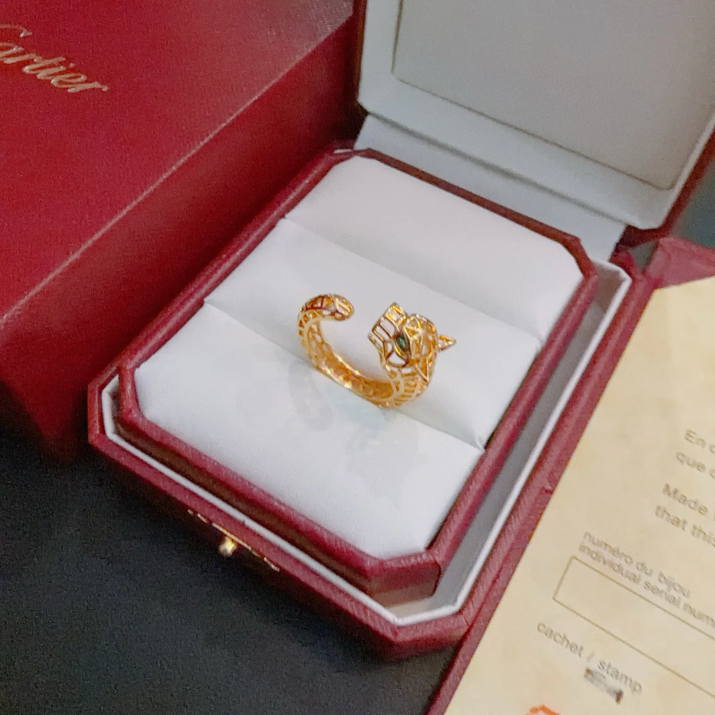 P70 卡地亚戒指V金材质系列 品相完美，细节无敌，那种独特的色泽完全无可挑剔，再缀以经典指环外形设计，简约之余却又优雅夺目，V金纯手工的组合更显气色，上手雅致动人。男女同款 卡地亚戒指