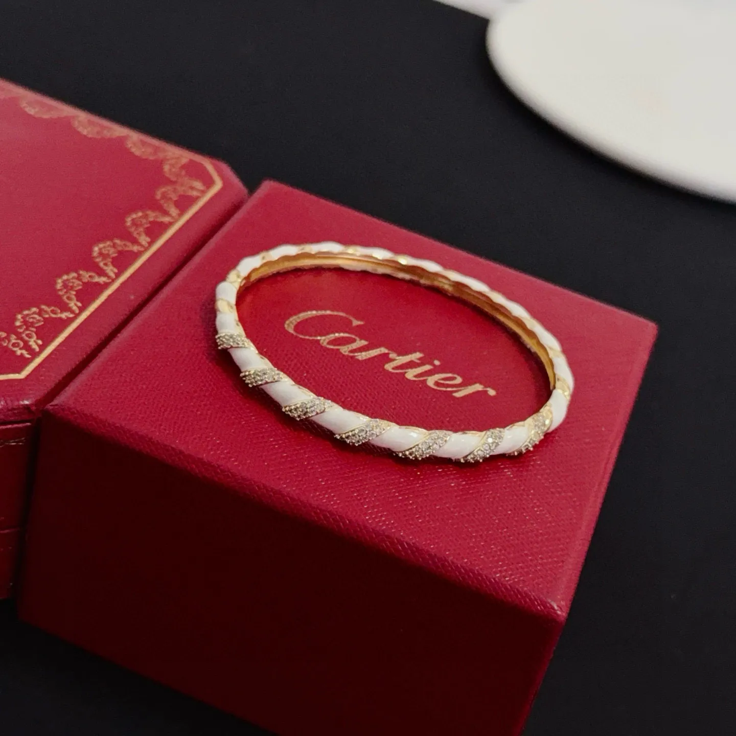 P115 卡地亚镶钻手镯 高端定制版本 镶嵌钻工艺 V金材质 经典而时尚风格 用凌厉线条重构爱情美学！打破常规，镶嵌钻设计反而成就高级感天花板&mdash;&mdash;无需浮华堆砌，爱本应纯粹如初 卡地亚受众多明星网红的爱戴 豹子系列手镯 绝对是永恒经典 而且男女不限 年龄不限 ！戴上它你就是焦点！