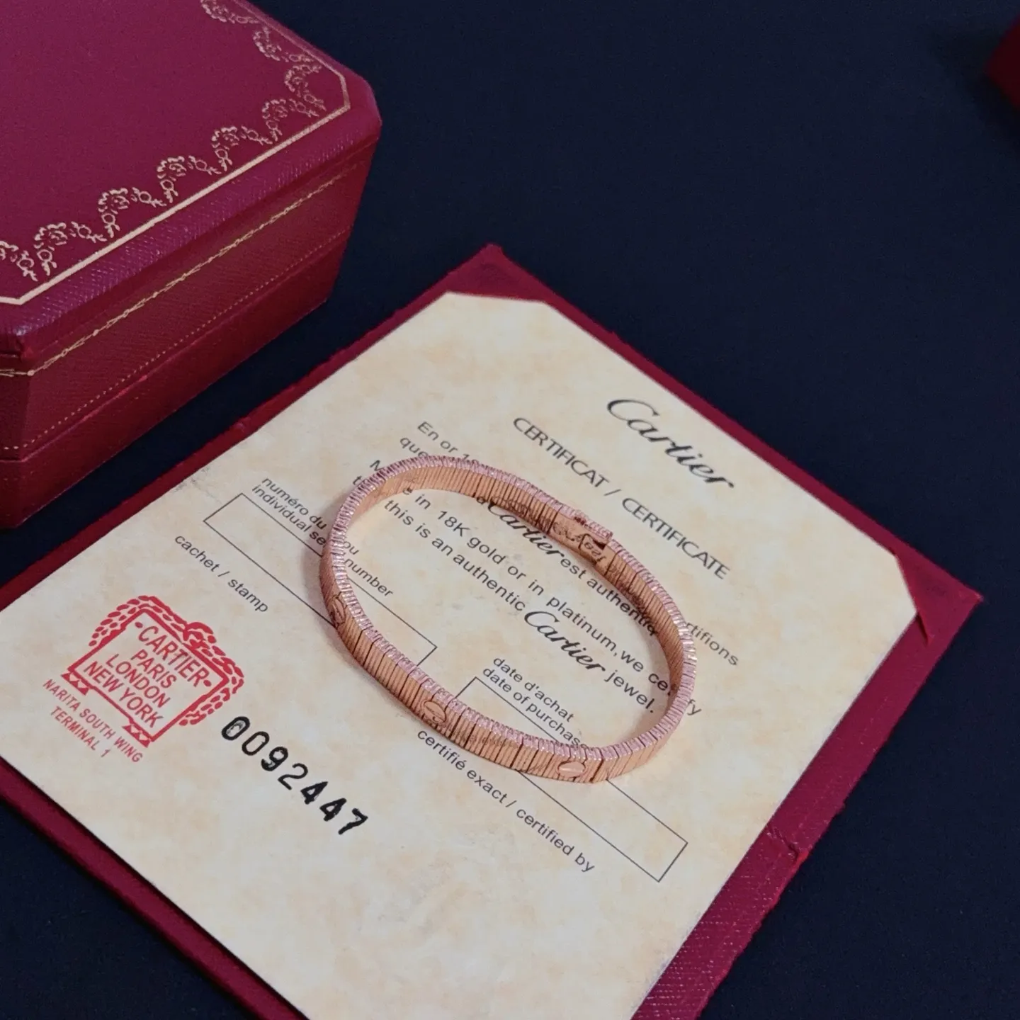 💰145 卡地亚手链 高端定制版本 镶嵌钻工艺 V金材质 经典而时尚风格 用凌厉线条重构爱情美学！打破常规，镶嵌钻设计反而成就高级感天花板&mdash;&mdash;无需浮华堆砌，爱本应纯粹如初 卡地亚受众多明星网红的爱戴 豹子系列手镯 绝对是永恒经典 而且男女不限 年龄不限 ！戴上它你就是焦点！