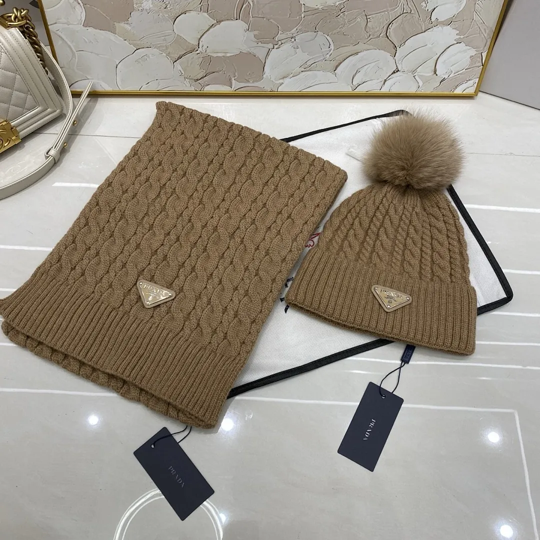 PRADA 两件套 羊绒针织帽搭配狐狸毛球+围巾🧣