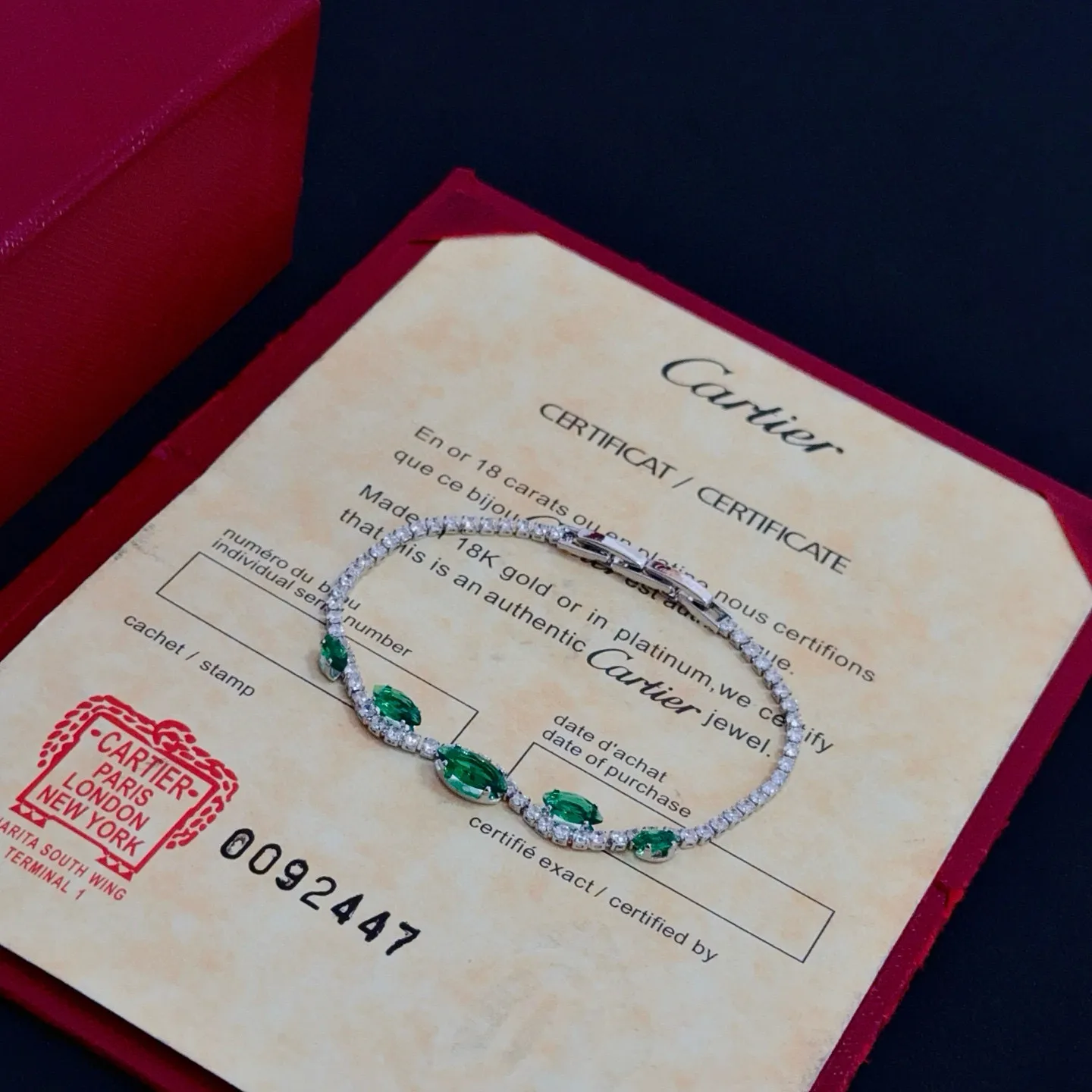 P125 卡地亚镶钻手链 高端定制版本 镶嵌钻工艺 V金材质 经典而时尚风格 用凌厉线条重构爱情美学!打破常规,镶嵌钻设计反而成就高级感天花板——无需浮华堆砌,爱本应纯粹如初 卡地亚受众多明星网红的爱戴 豹子系列手镯 绝对是永恒经典 而且男女不限 年龄不限 !戴上它你就是焦点!