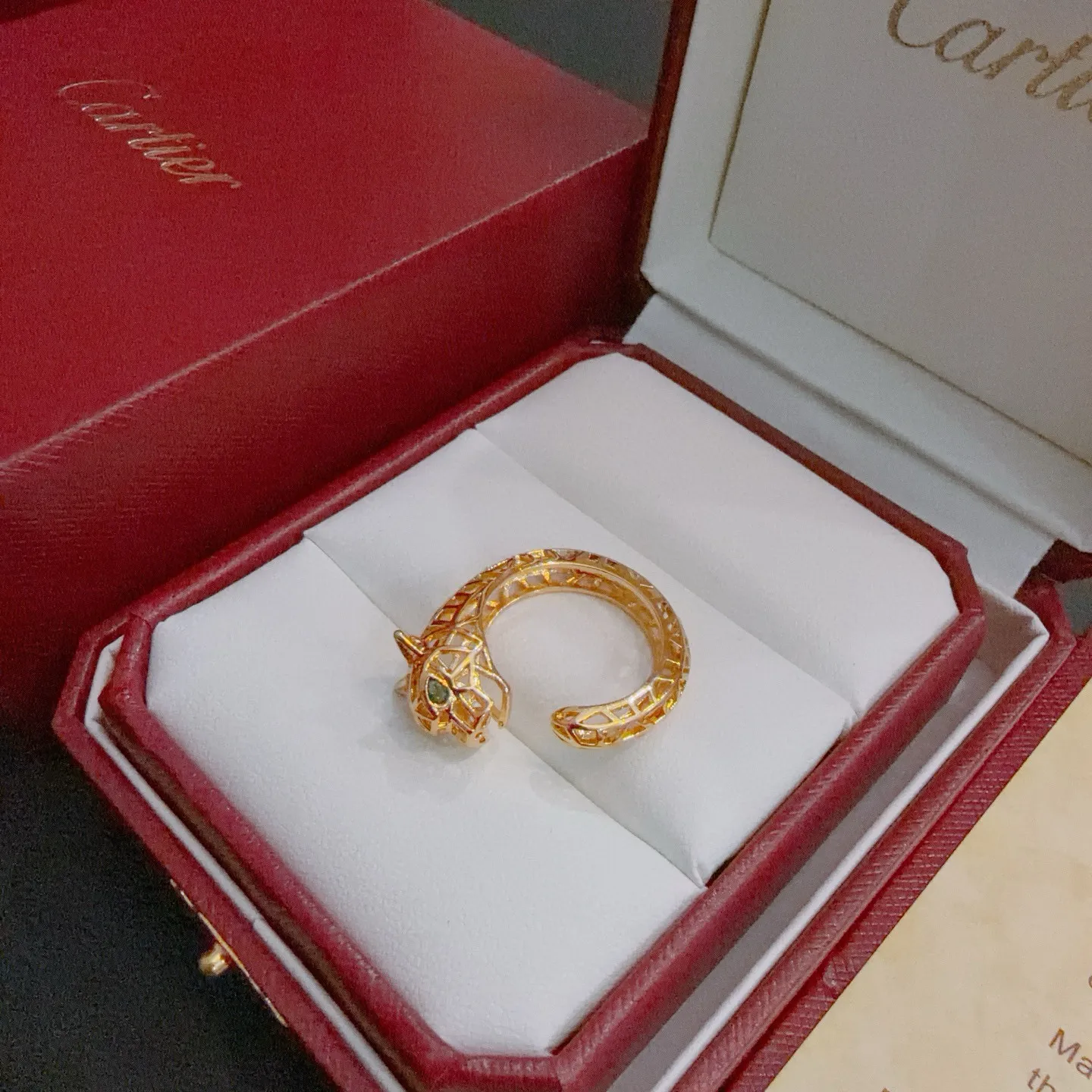 P70 卡地亚戒指V金材质系列 品相完美，细节无敌，那种独特的色泽完全无可挑剔，再缀以经典指环外形设计，简约之余却又优雅夺目，V金纯手工的组合更显气色，上手雅致动人。男女同款 卡地亚戒指