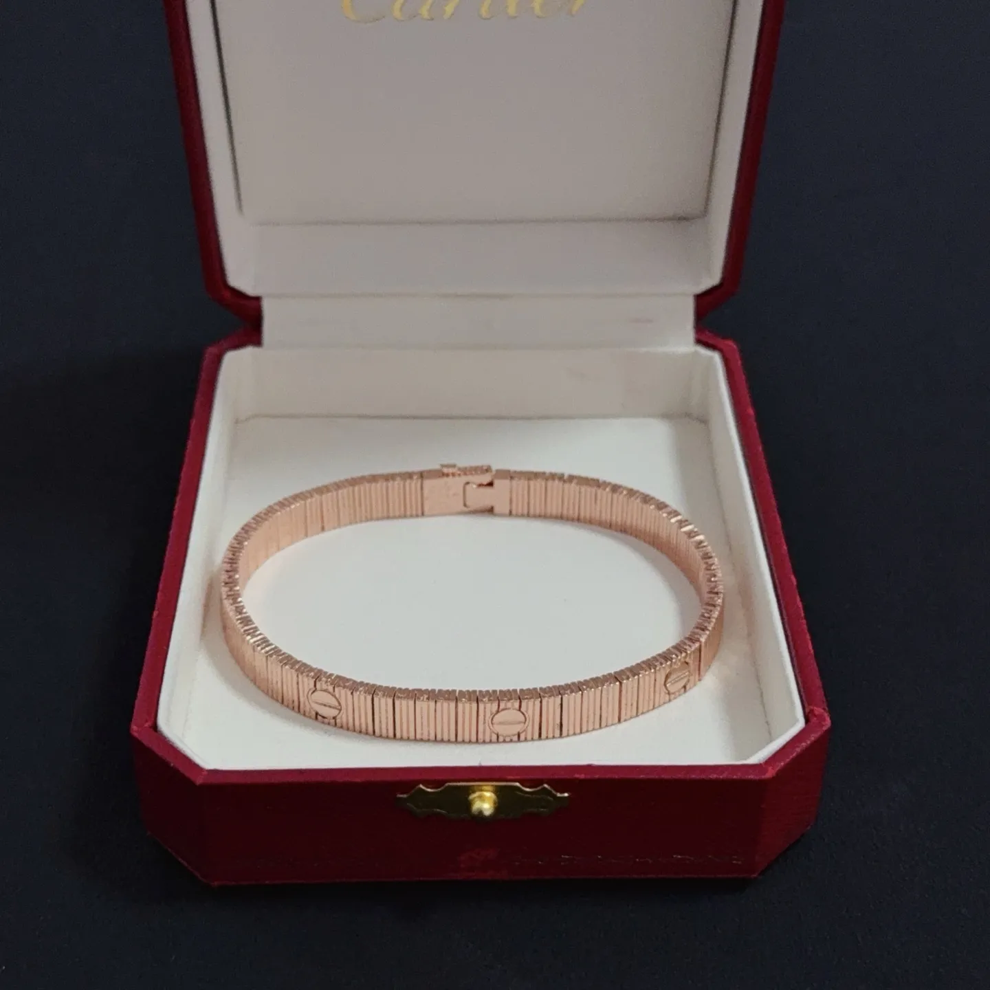 💰145 卡地亚手链 高端定制版本 镶嵌钻工艺 V金材质 经典而时尚风格 用凌厉线条重构爱情美学！打破常规，镶嵌钻设计反而成就高级感天花板&mdash;&mdash;无需浮华堆砌，爱本应纯粹如初 卡地亚受众多明星网红的爱戴 豹子系列手镯 绝对是永恒经典 而且男女不限 年龄不限 ！戴上它你就是焦点！