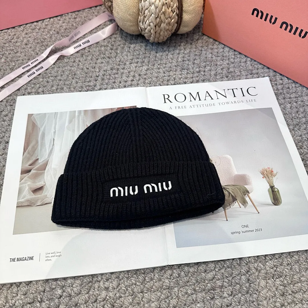 miumiu缪缪🐰秋冬刺绣毛线帽 这种高级简直质感从头开始了!巨推荐大家 这顶不管什么类型的衣服都好配 💖休闲和甜美都能牢牢拿捏!