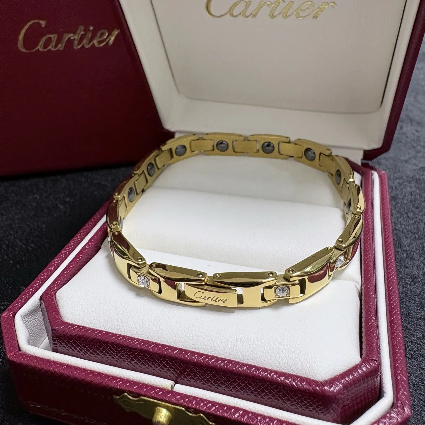 ¥80 卡地亚窄版Cartier卡家经典大颗白钻金色、银色、黑色链条⛓大码男士21Cm细版本手链💥坦克链中性款💙男女可佩戴!厚实高品质👍zp复刻 14K精钢材质保色不掉色👌精致细腻🔥人手必备一条哦❤️一年四季百搭款😌洗澡游泳均可佩戴不掉色😇