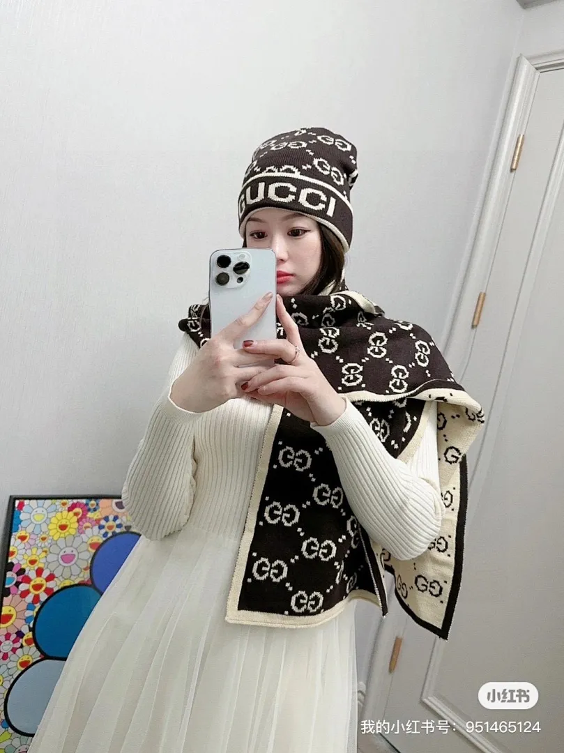 古奇GUCCI经典套装帽子!帽子➕围巾!羊绒兔绒品质!暖暖哒超级舒服~冬日小姐姐减龄神器哦~这个冬天你就差这么一套套装帽子啦~又保暖又时尚!男女通用款!可以做情侣款!防伪标签吊卡齐全!多多款式,欢迎选