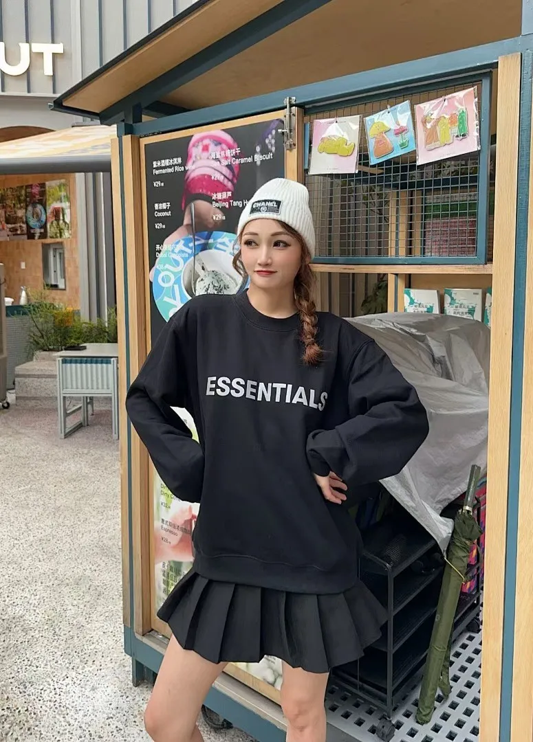 Chanel官网品质香奈儿秋冬网红时尚博主推荐款针织帽，藏着不动声色的高级感，每一处线条都透着利落大方，简约而不简单，大方且不失格调，处处细节都彰显着高端品味，时尚感在克制中愈发耐人寻味。