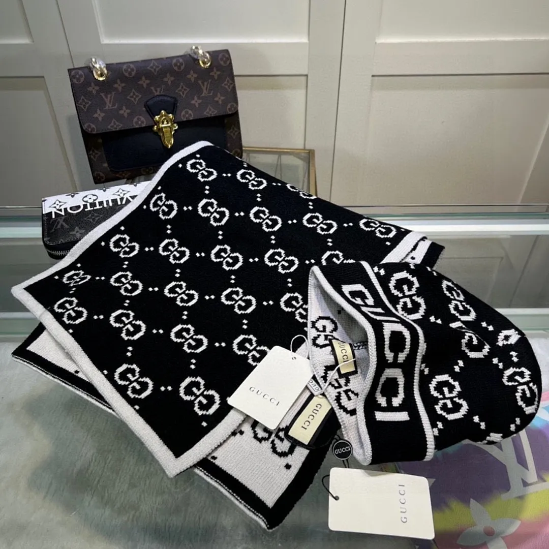 古奇GUCCI经典套装帽子！帽子➕围巾！羊绒兔绒品质！暖暖哒超级舒服～冬日小姐姐减龄神器哦～这个冬天你就差这么一套套装帽子啦～又保暖又时尚！男女通用款!可以做情侣款！防伪标签吊卡齐全！多多款式，欢迎选