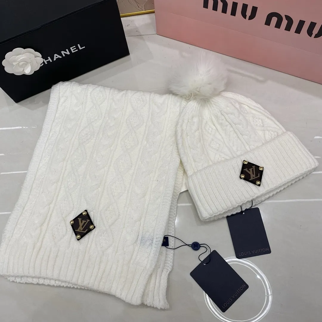 Lv羊绒套装：围巾🧣/羊绒针织帽+狐狸毛球