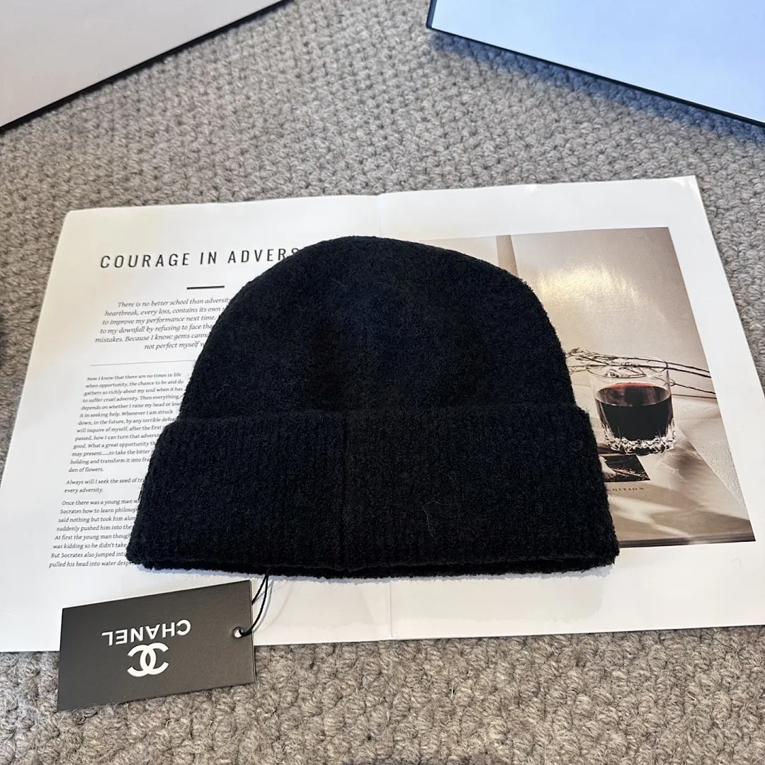 Chanel官网品质香奈儿秋冬网红时尚博主推荐款毛线帽,小红书爆款,手感超柔软舒适的针织线帽,弹性极佳!