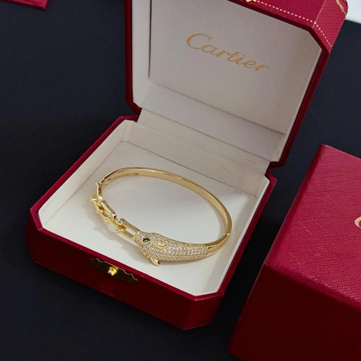 💰125 卡地亚镶钻手镯,高端定制版本 镶嵌钻工艺 V金材质 经典而时尚风格 用凌厉线条重构爱情美学!打破常规,镶嵌钻设计反而成就高级感天花板——无需浮华堆砌,爱本应纯粹如初 卡地亚受众多明星网红的爱戴 豹子系列手镯 绝对是永恒经典 而且男女不限 年龄不限 !戴上它你就是焦点!