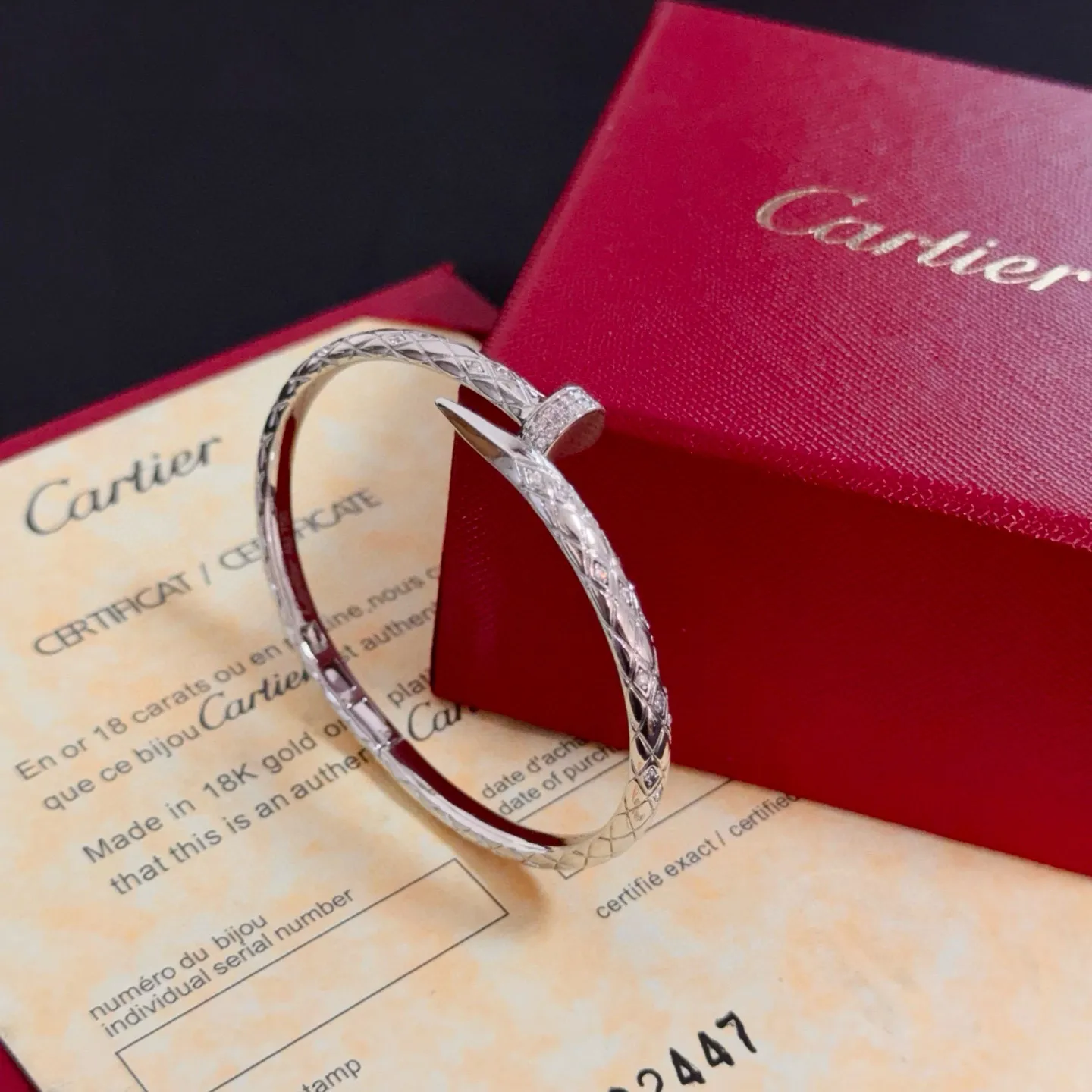 P115 卡地亚镶钻钉子手镯 高端定制版本 镶嵌钻工艺 V金材质 经典而时尚风格 用凌厉线条重构爱情美学!打破常规,镶嵌钻设计反而成就高级感天花板——无需浮华堆砌,爱本应纯粹如初 卡地亚受众多明星网红的爱戴 豹子系列手镯 绝对是永恒经典 而且男女不限 年龄不限 !戴上它你就是焦点!